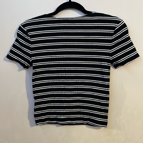 Striped crop top with small zipper in the middle - Picture 2 of 3